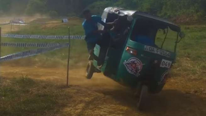 Balapan Tuk tuk (Bajaj)