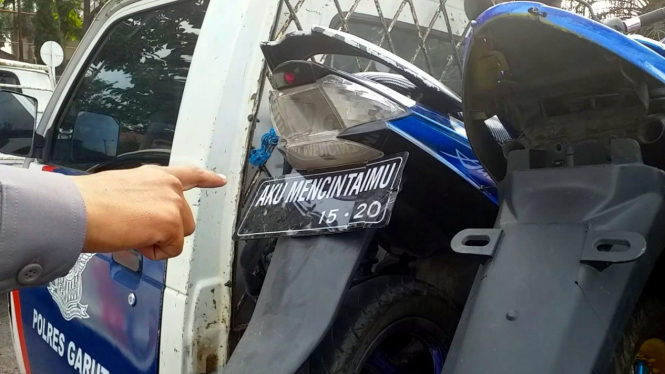 Sepeda motor menggunakan pelat nomor tidak sesuai aturan
