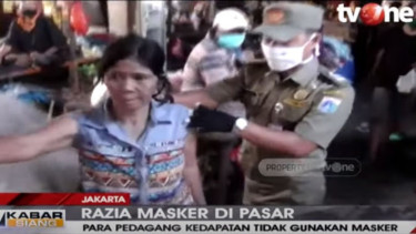 Razia pedangan pasar yang tak pakai masker di Jakarta Pusat.