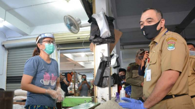 Bupati Tangerang Ahmad Zaki Iskandar mengecek penerapan protokol kesehatan pencegahan penularan virus corona di Pasar Ciung dan Pasar Tigaraksa, Tangerang, Banten, Selasa, 16 Juni 2020.