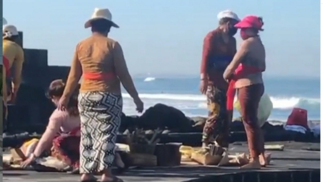 Upacara Canang Sari umat Hindu ternodai aksi seronok turis asing di pantai Bali