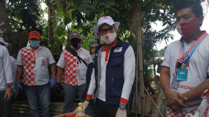 Sandiaga Salahudin Uno memberikan bantuan sosial kepada sejumlah warga di kawasan Kecamatan Pancoran Mas, Depok, Jawa Barat, pada Selasa, 16 Juni 2020.