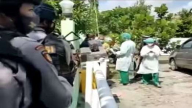 Polisi berjaga di suatu klinik lokasi jemput paksa pasien virus corona di Blora Selasa 16 Juni 2020.