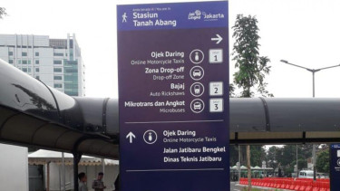 Penunjuk arah di Stasiun Tanah Abang.