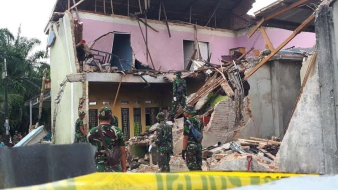 Rumah warga yang tertimpa pesawat Hawk jatuh
