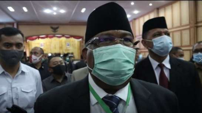 Gubernur Sulawesi Tenggara Ali Mazi (tengah)