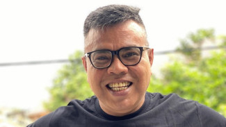 Ziarah ke Makam Anak Saat Lebaran, Abdel Achrian Sedih Baca Nama di Nisan