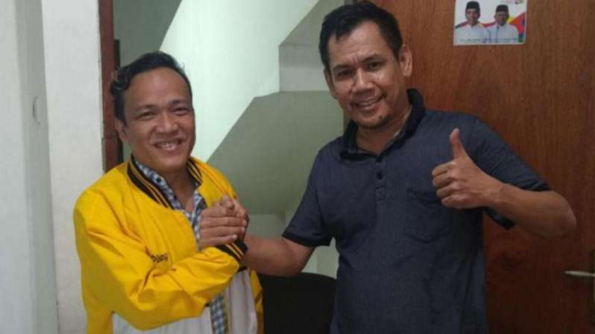 Ketua Relawan Jokowi Mania, Immanuel Ebenezer, mengenakan jaket Partai Golkar.