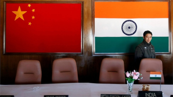 Seorang pria berjalan di ruangan pertemuan perwira militer India dan China di Bumla, dekat perbatasan kedua negara.-Reuters