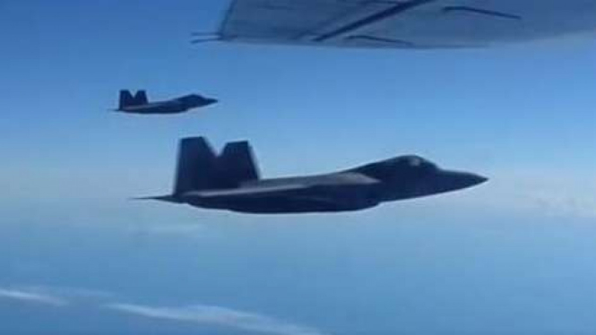 Jet F-22 Raptor saat mencegat pesawat pengebom Rusia