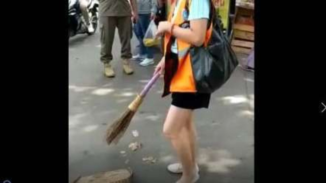 Seorang pelanggar PSBB pilih menyapu ketimbang bayar denda