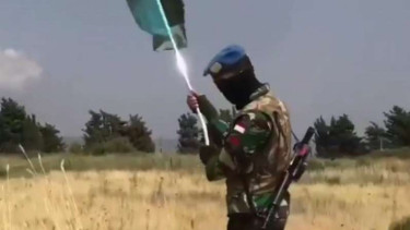 VIVA Militer: Prajurit TNI menghadang tank tentara  Israel.
