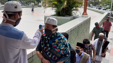 Jemaah masuk masjid untuk salat Jumat