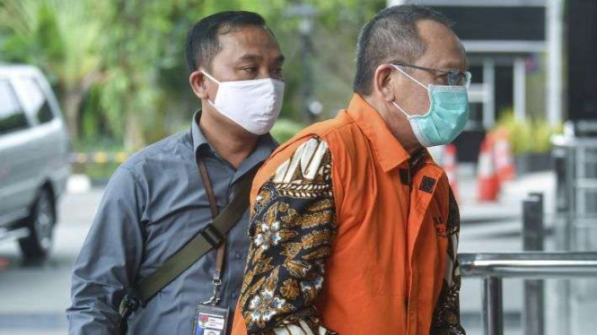 Tersangka kasus dugaan suap gratifikasi senilai Rp46 miliar Nurhadi (kanan)