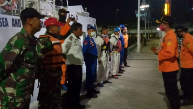 Tim SAR bersiap mencari para penumpang kapal yang hilang akibat kapal yang mereka tumpangi tenggelam di perairan Selat Sunda.