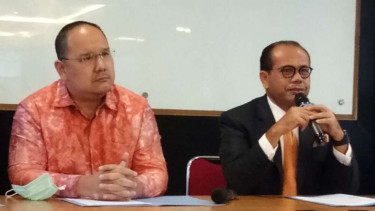 Pendiri KSP Indosurya, Henry Surya (kiri) dan kuasa hukum KSP Indosurya Juniver Girsang