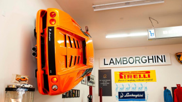 Panjangan dinding Lamborghini.