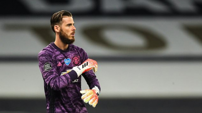 Kiper MU, David De Gea, blunder saat berupaya blok sepakan Steven Bergwijn