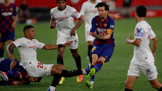 Megabintang Barcelona, Lionel Messi, saat dihantam Diego Carlos