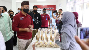 Menteri Sosial Juliari P. Batubara dan jajarannya saat meninjau distribusi bansos di daerah.
