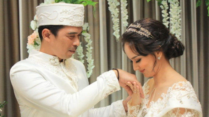 Angelica Simperler dan suami