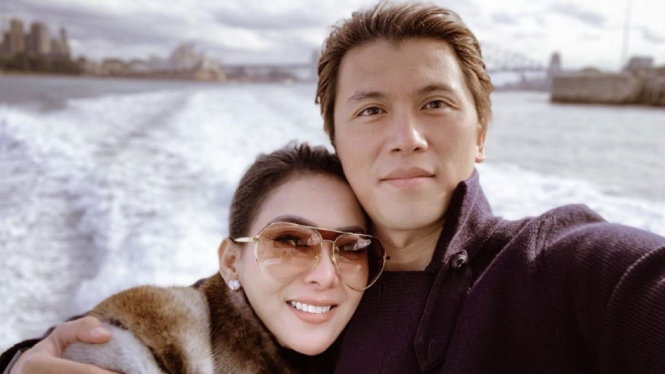 Syahrini dan Reino Barack.