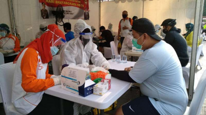 Polri gelar rapid test di area CFD, Jakarta, Minggu, 21 Juni 2020.