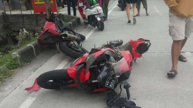 Motor yang dikendarai bule Rusia hancur