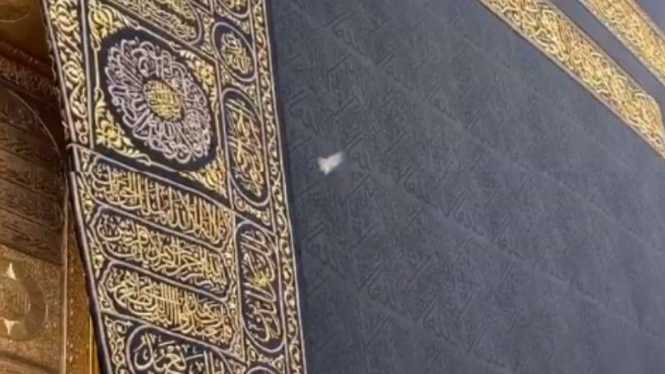 Burung pipit mencium Kabah.