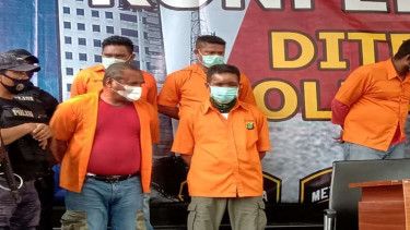 John Kei (baju merah) mengenakan baju tahanan di Polda Metro Jaya
