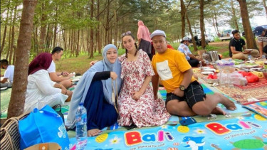 Zaskia Gotik dan keluarga. 