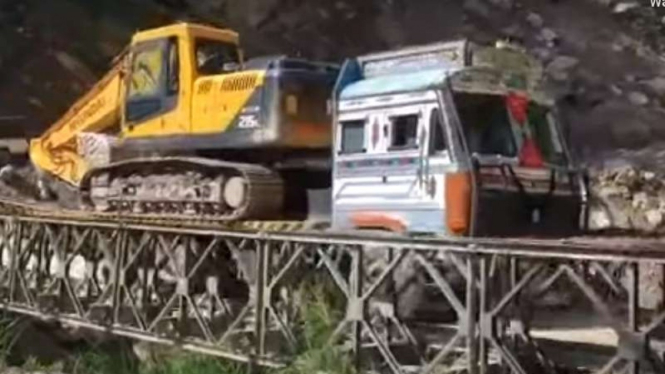 Jembatan roboh dilewati truk bawa eskavator.