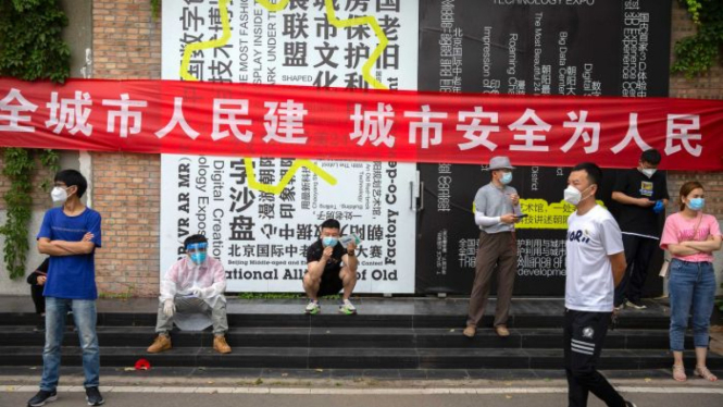 Di Beijing sebelumnya hanya ada 590 kasus COVID-19 namun dalam 10 hari terakhir sudah ada lebih dari 200 kasus baru.