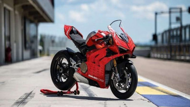 Replika Ducati Panigale V4 yang dibuat dari Lego