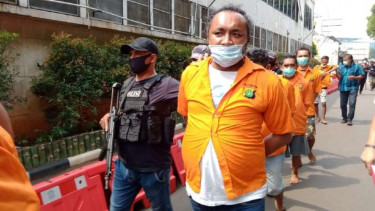Anak buah John Kei keluar dari ruang tahanan untuk mengikuti rekonstruksi.