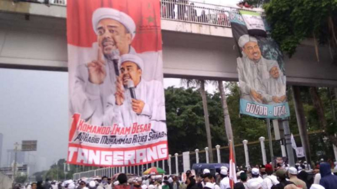 Spanduk Imam Besar FPI Habib Rizieq Shihab dipasang di JPO depan DPR.