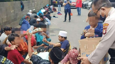 Sejumlah anak-anak kebingungan saat akan mengikuti unjuk rasa PA 212 di DPR RI. 