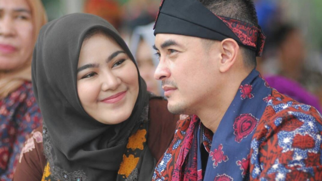 Zumi Zola dan Sherrin Tharia.