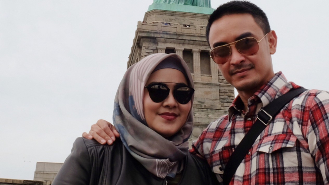 Zumi Zola dan Sherrin Tharia