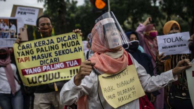 Sejumlah orang tua murid terdampak PPDB DKI Jakarta melakukan aksi unjuk rasa di depan Gedung Balaikota DKI Jakarta, Jakarta Pusat, Selasa (23/6/2020). 