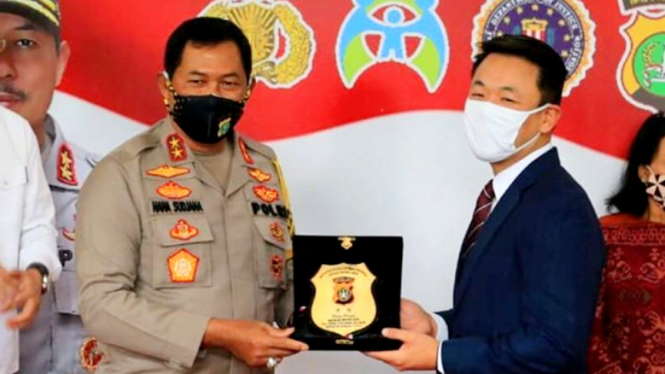 Kapolda Metro Jaya menerima penghargaan dari Biro Investigasi Federal AS (FBI)