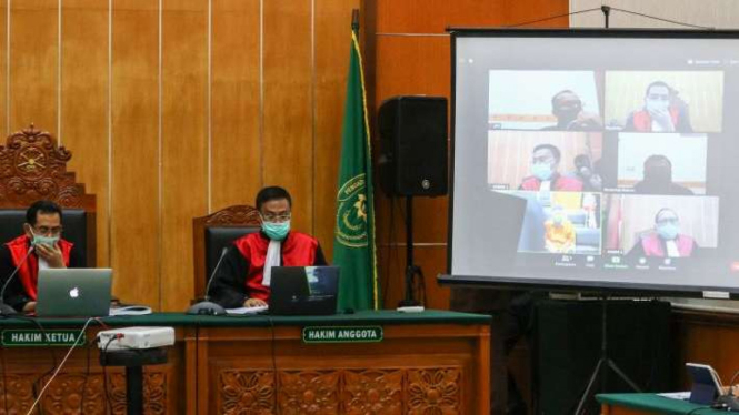 Suasana sidang pledoi kasus penusukan mantan Menteri Koordinator Politik, Hukum, dan Keamanan (Menkopolhukam) Wiranto dengan terdakwa Abu Rara yang disiarkan secara daring di Pengadilan Negeri Jakarta Barat, Kamis (18/6/2020).