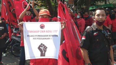 Kader PDIP melakukan long marc menuntut penangkapan pembakaran bendera.
