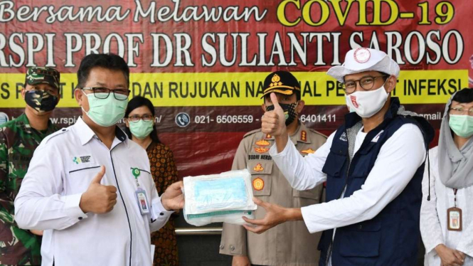 Sandiaga Uno Memberikan 4.600 Alat Kesehatan ke RSPI Sulianti Saroso