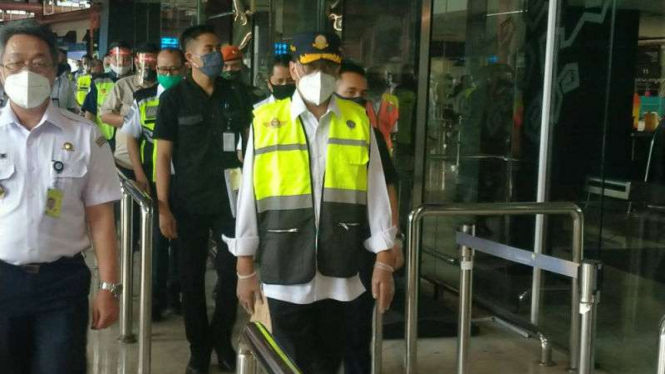 Menhub Budi Karya Sumadi meninjau Bandara Soekarno Hatta.