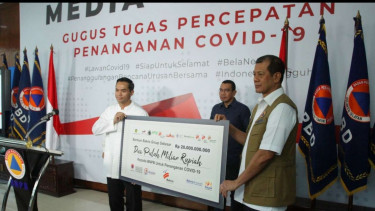 Penyerahan bantuan Covid-19 dari Bakrie Group ke Gugus Tugas.