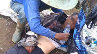 Osin (56), korban penyiraman air keras di Garut, saat ditolong warga.