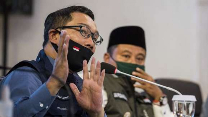 Gubernur Jawa Barat Ridwan Kamil (kiri) didampingi Wakil Gubernur Uu Ruzhanul Ulum (tengah) menyampaikan arahan saat rapat Gugus Tugas Percepatan Penanggulangan COVID-19 di Makodam III Siliwangi.