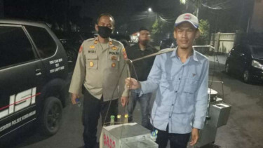 Tukang bakso yang ludahi dagangannya