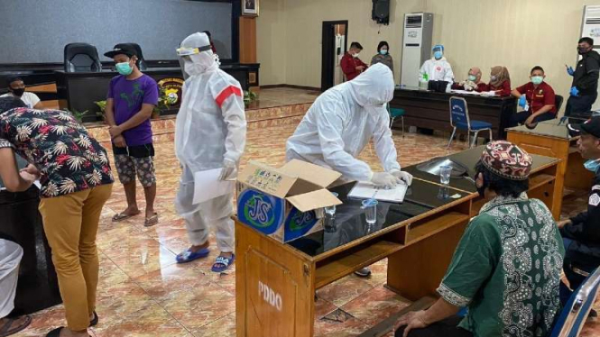 Sejumlah petugas medis menggelar rapid test untuk deteksi dini kejangkitan virus corona di Markas Kepolisian Resor Kota Besar Makassar terhadap pengambil paksa jenazah Covid-19 beberapa waktu lalu.